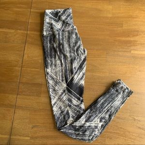 LULULEMON white and black patterned leggings